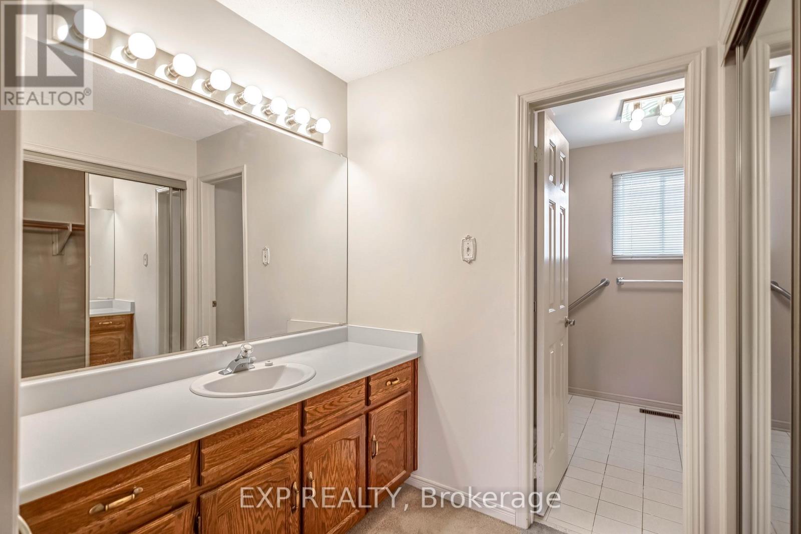 Photo 7 of 2138 The Chase, Mississauga ON