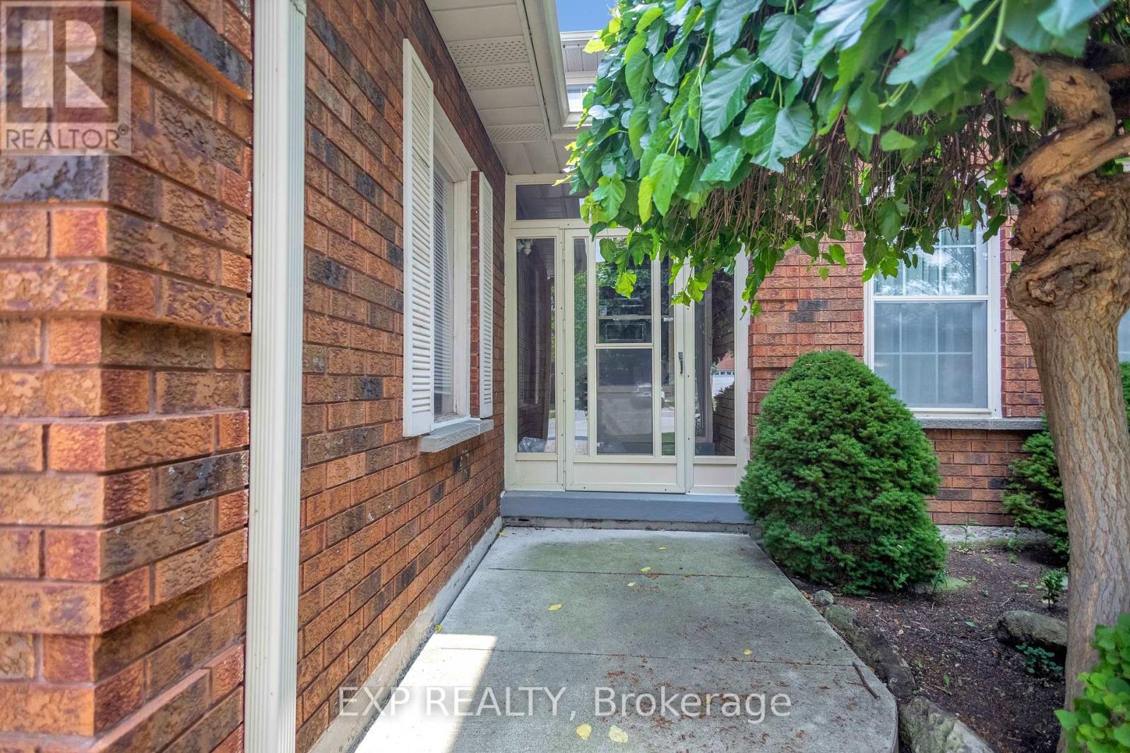 Photo 4 of 2138 The Chase, Mississauga ON