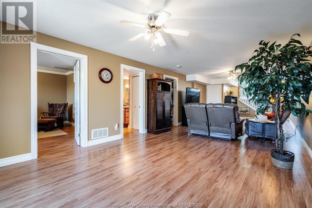 Photo 2 of 148 Antonio Court, Leamington ON