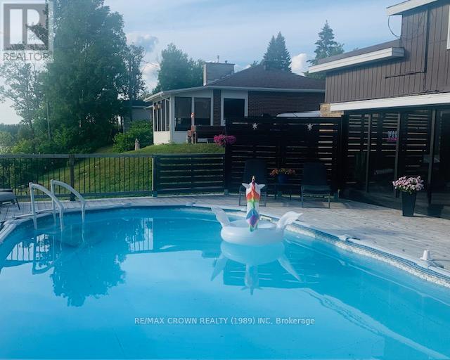 Photo 27 of 17 A Park Crescent, Kapuskasing ON