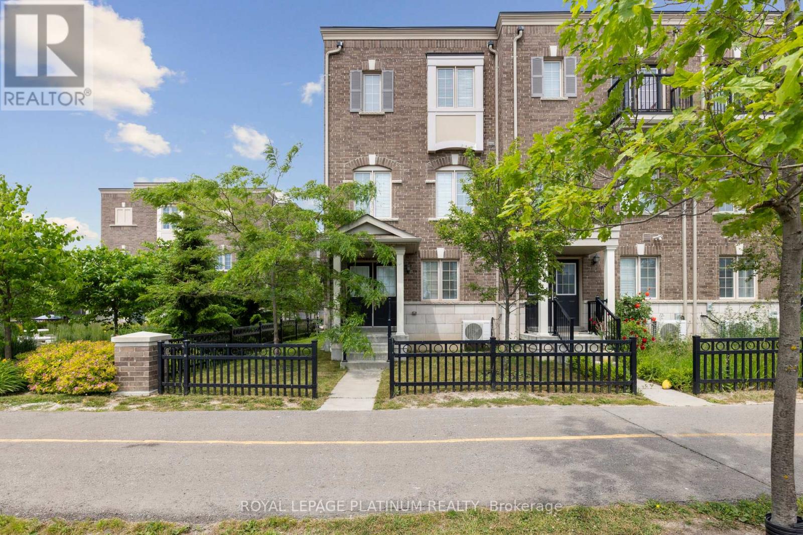 Photo 11 of 98 Ferris Square, Clarington ON