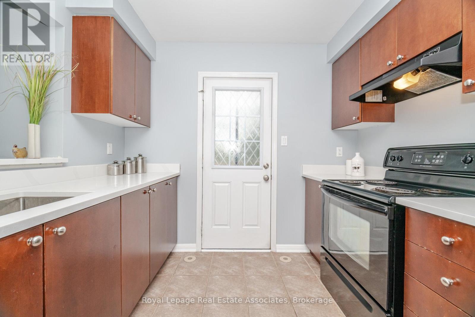 Photo 18 of 932 Burgess Gardens, Milton ON