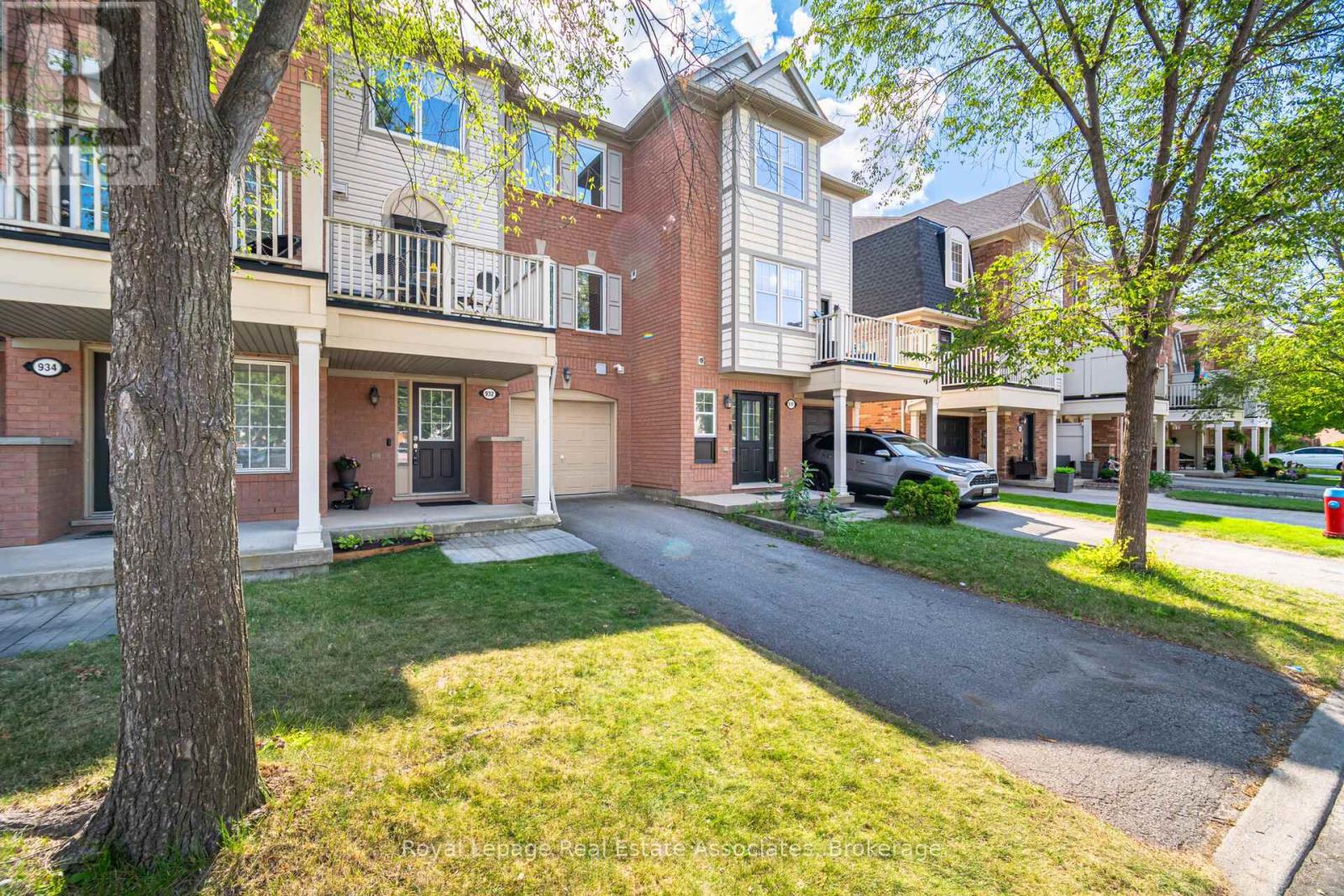 Photo 2 of 932 Burgess Gardens, Milton ON