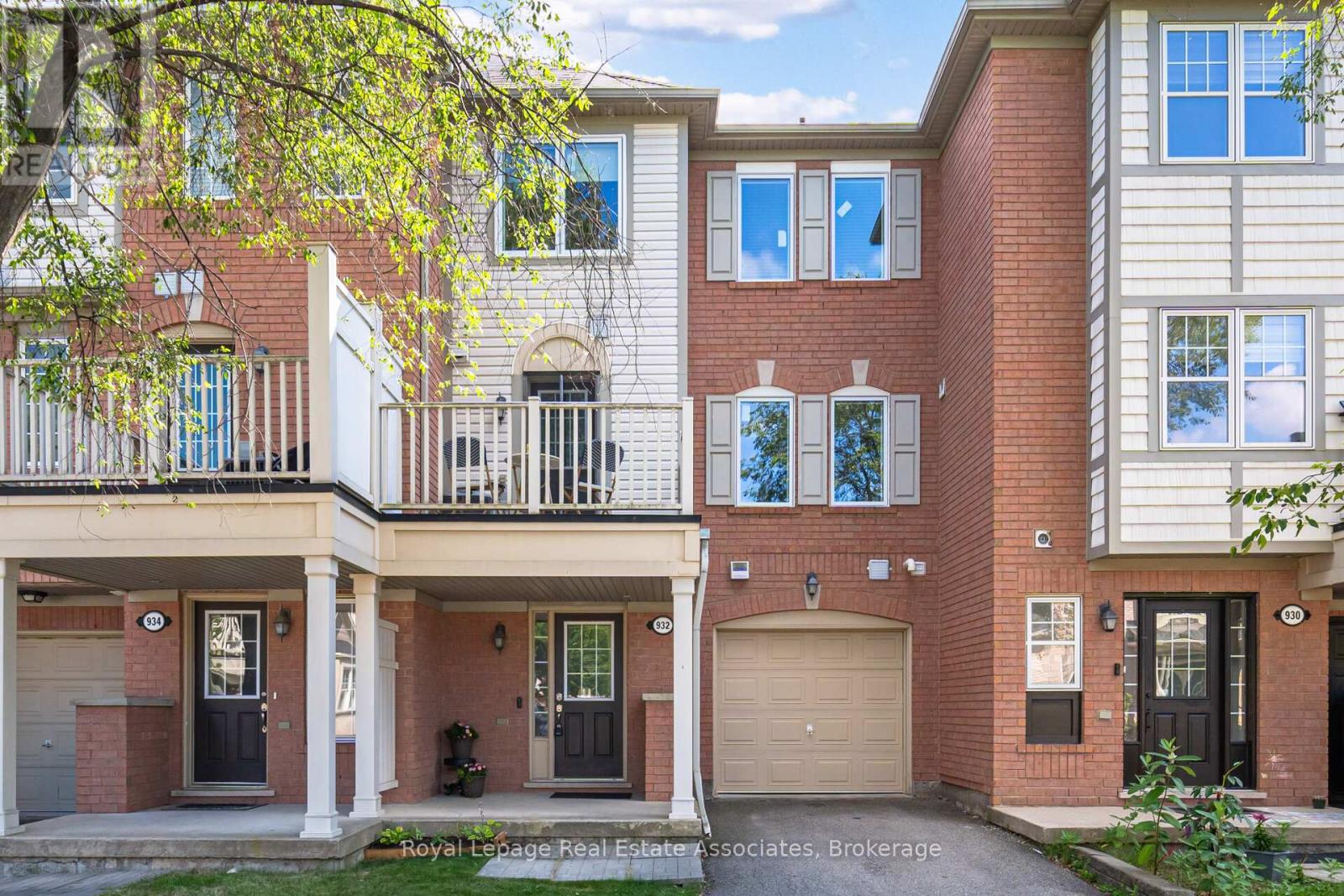 Photo 3 of 932 Burgess Gardens, Milton ON