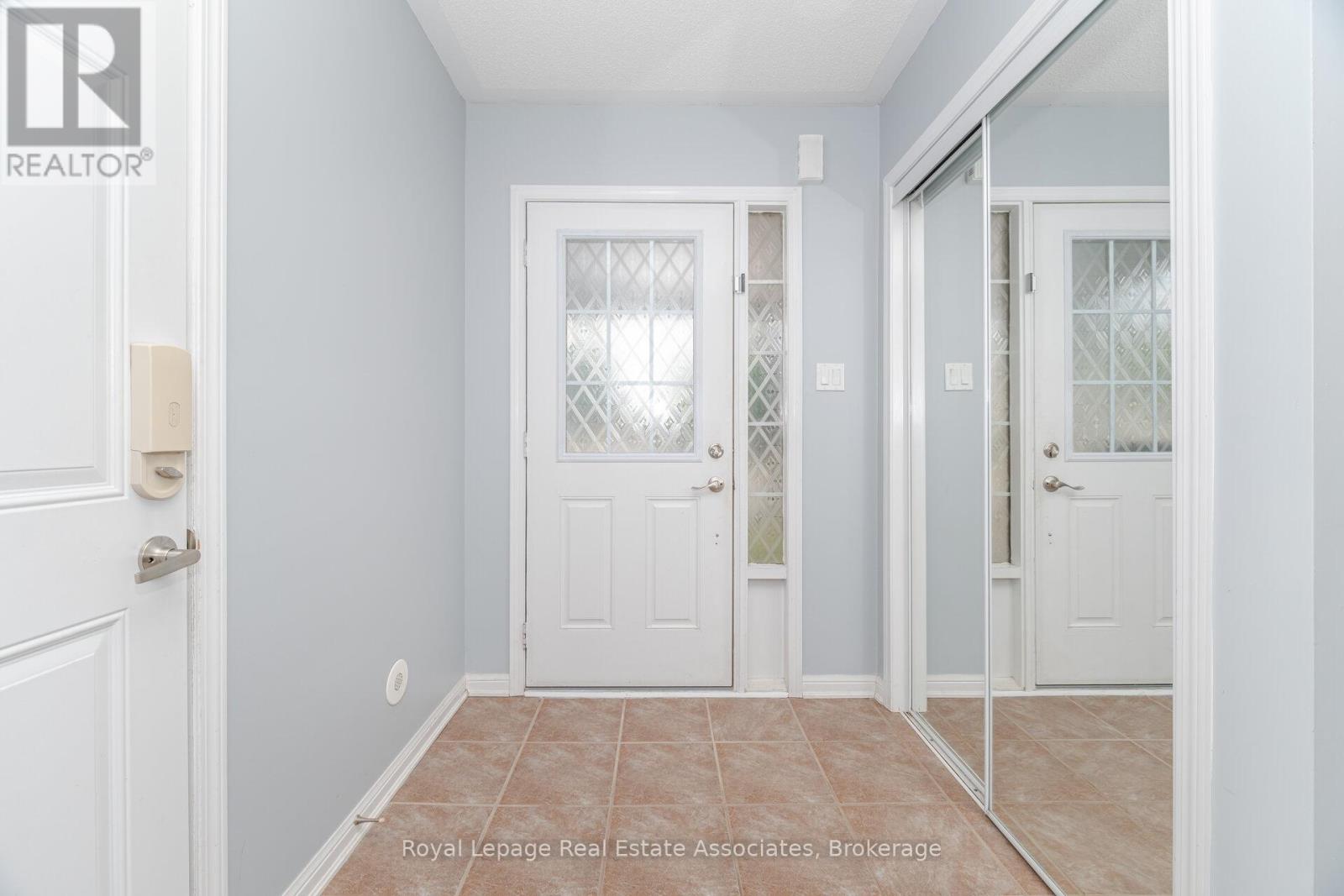 Photo 5 of 932 Burgess Gardens, Milton ON
