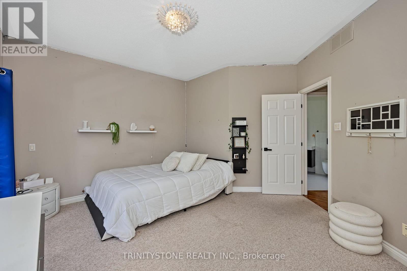 Photo 24 of 36 Sawgrass Circle, Ottawa ON