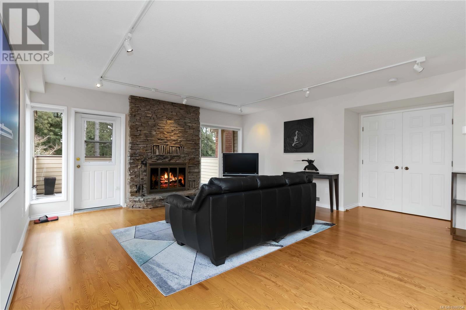 103 2345 Cedar Hill Cross Rd, Oak Bay