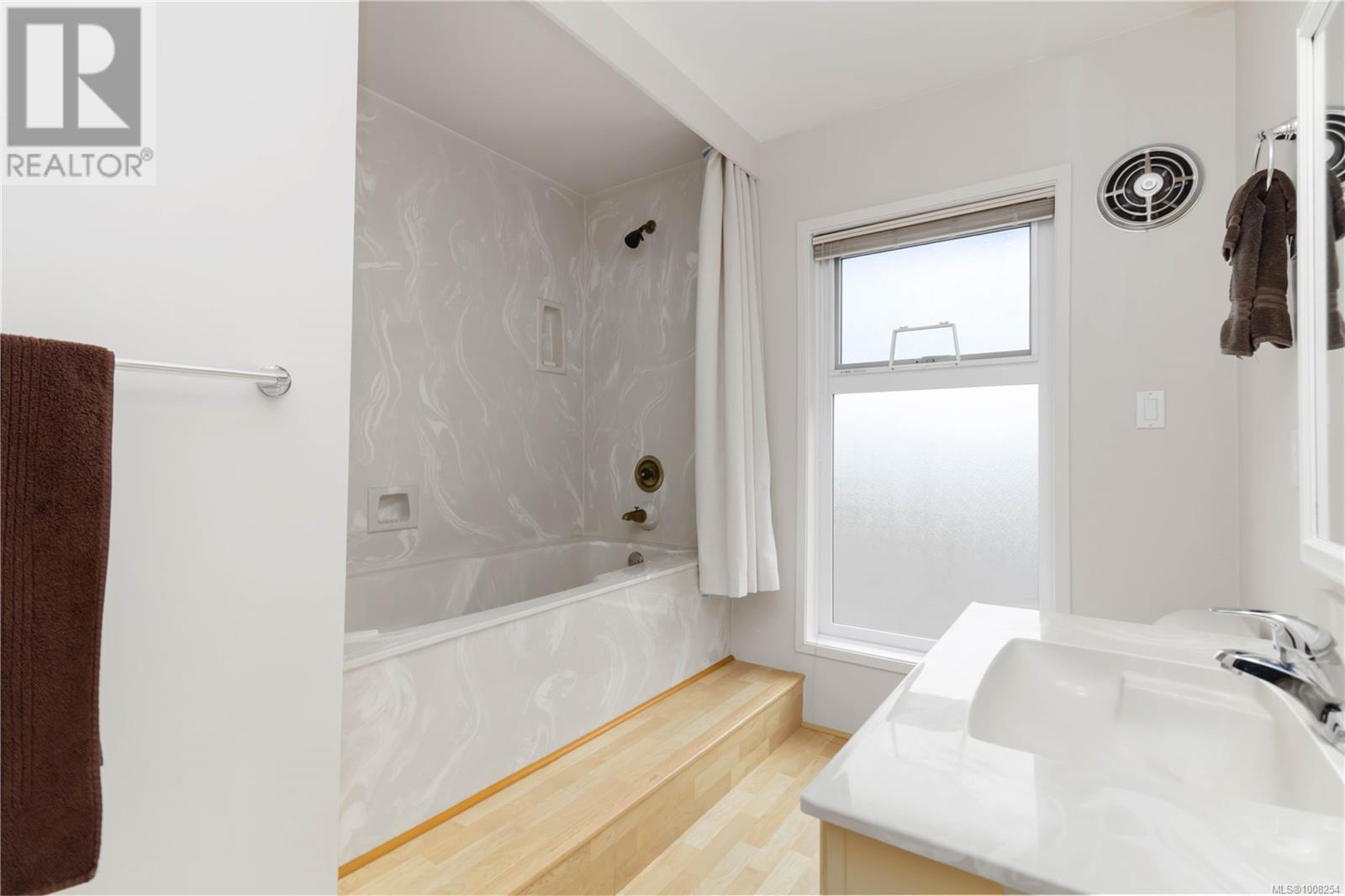 103 2345 Cedar Hill Cross Rd, Oak Bay