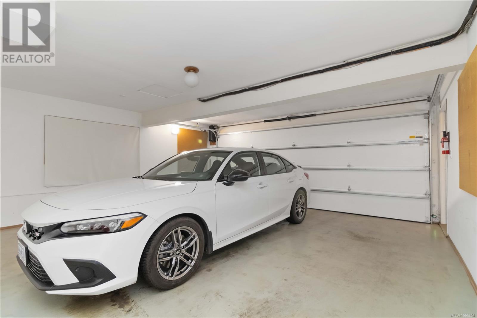 103 2345 Cedar Hill Cross Rd, Oak Bay
