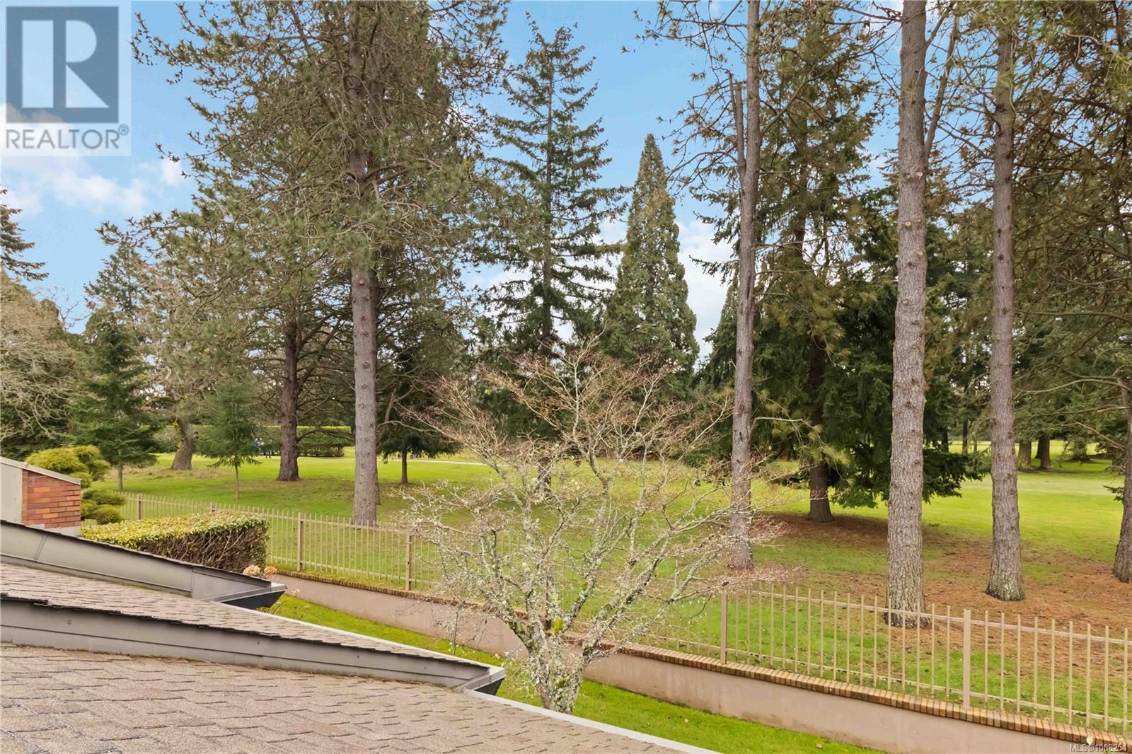 103 2345 Cedar Hill Cross Rd, Oak Bay