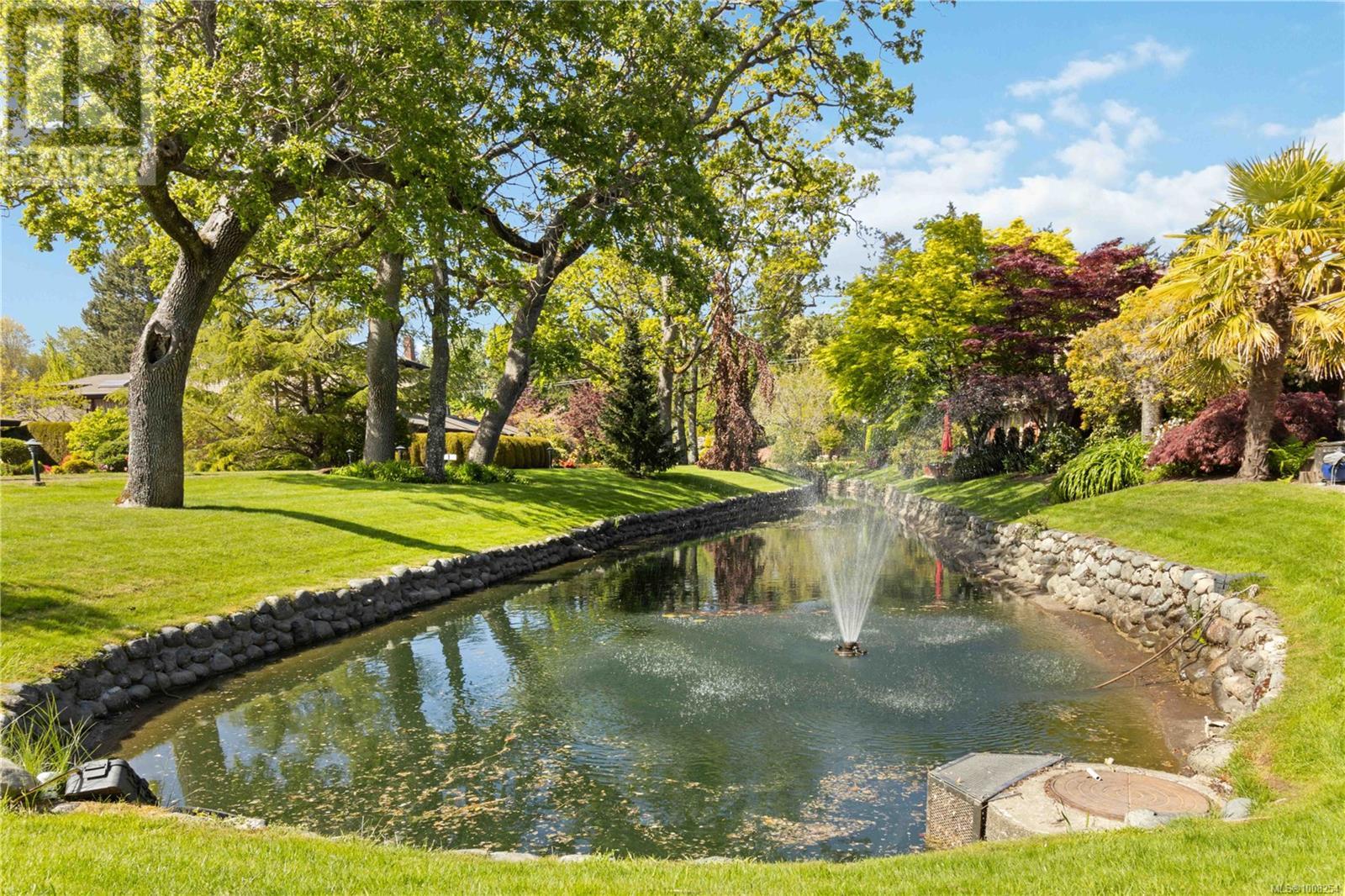 103 2345 Cedar Hill Cross Rd, Oak Bay