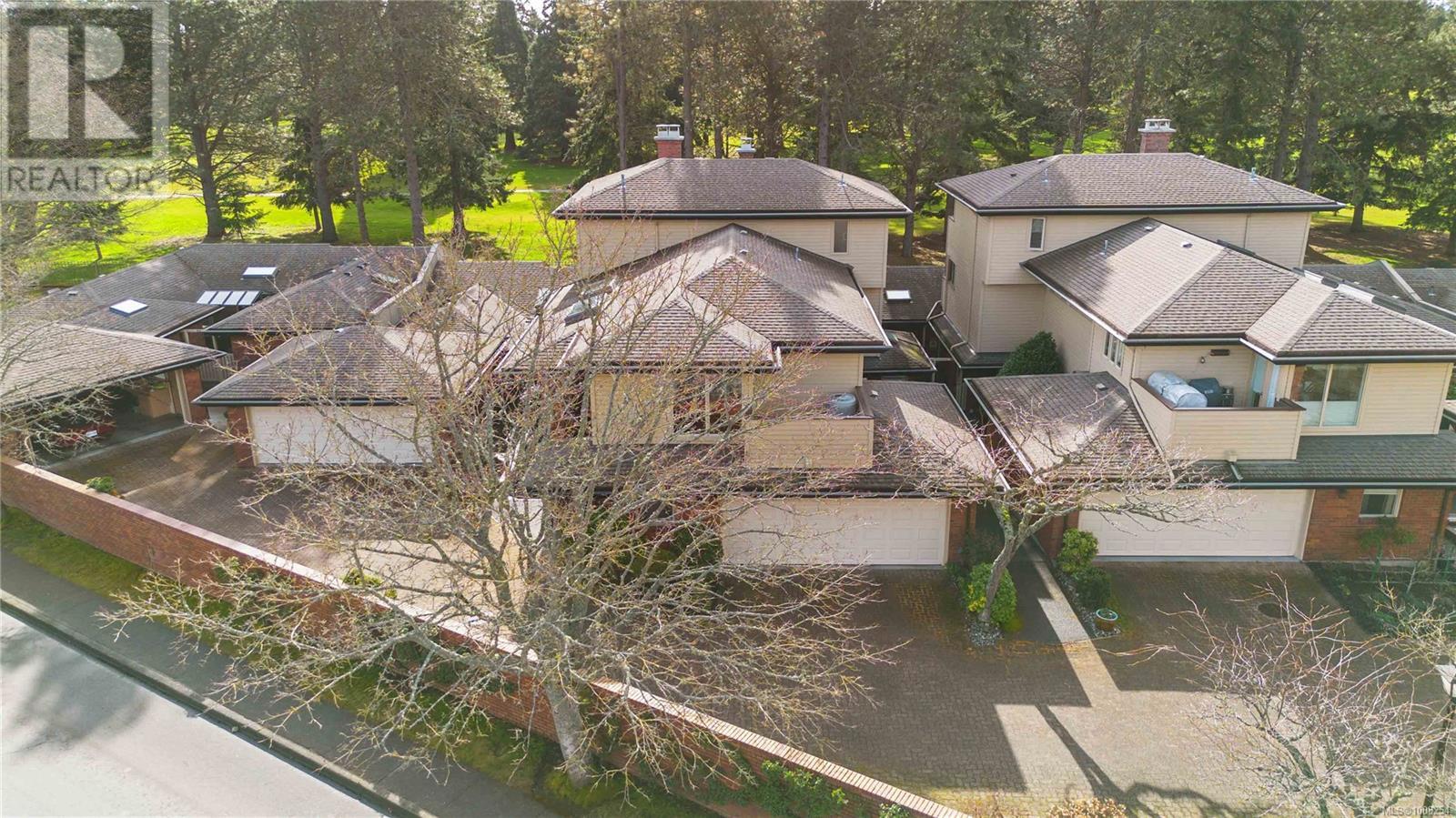 103 2345 Cedar Hill Cross Rd, Oak Bay