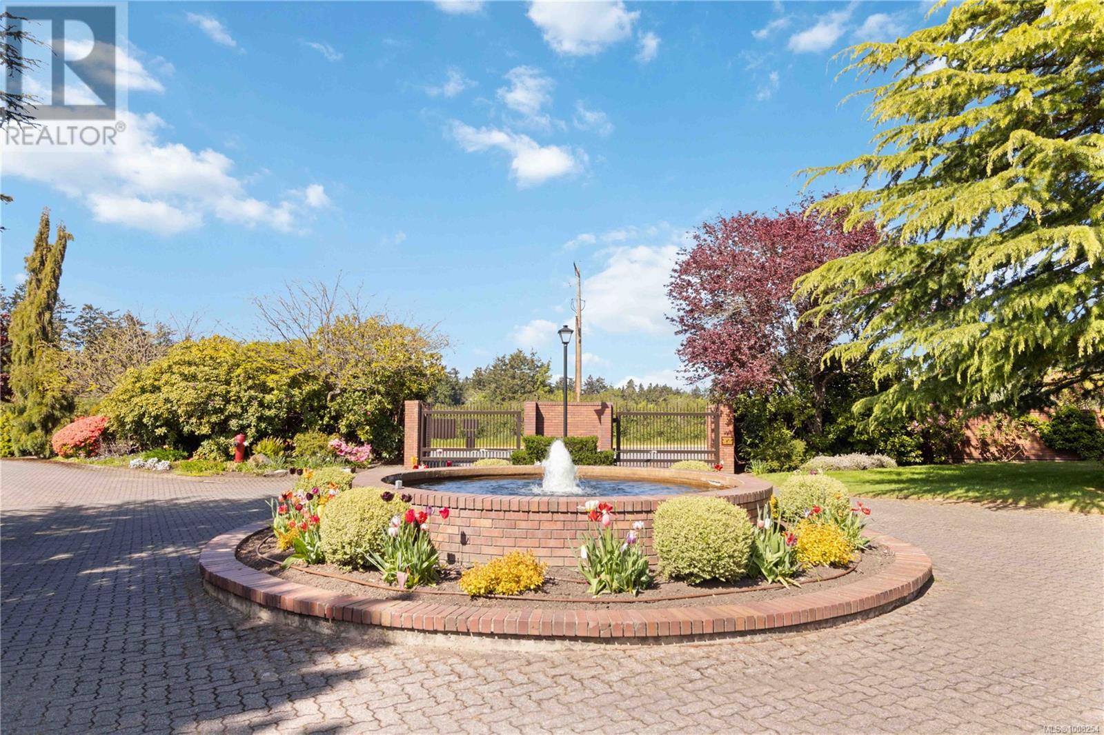 103 2345 Cedar Hill Cross Rd, Oak Bay