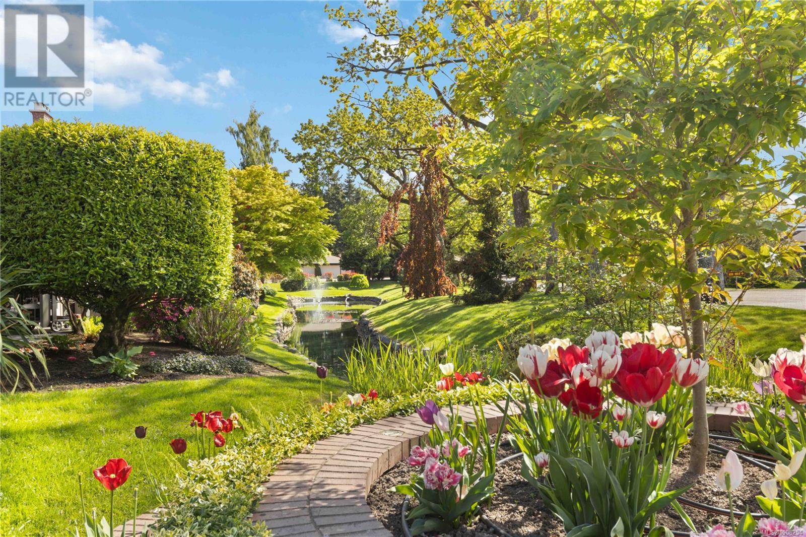 103 2345 Cedar Hill Cross Rd, Oak Bay