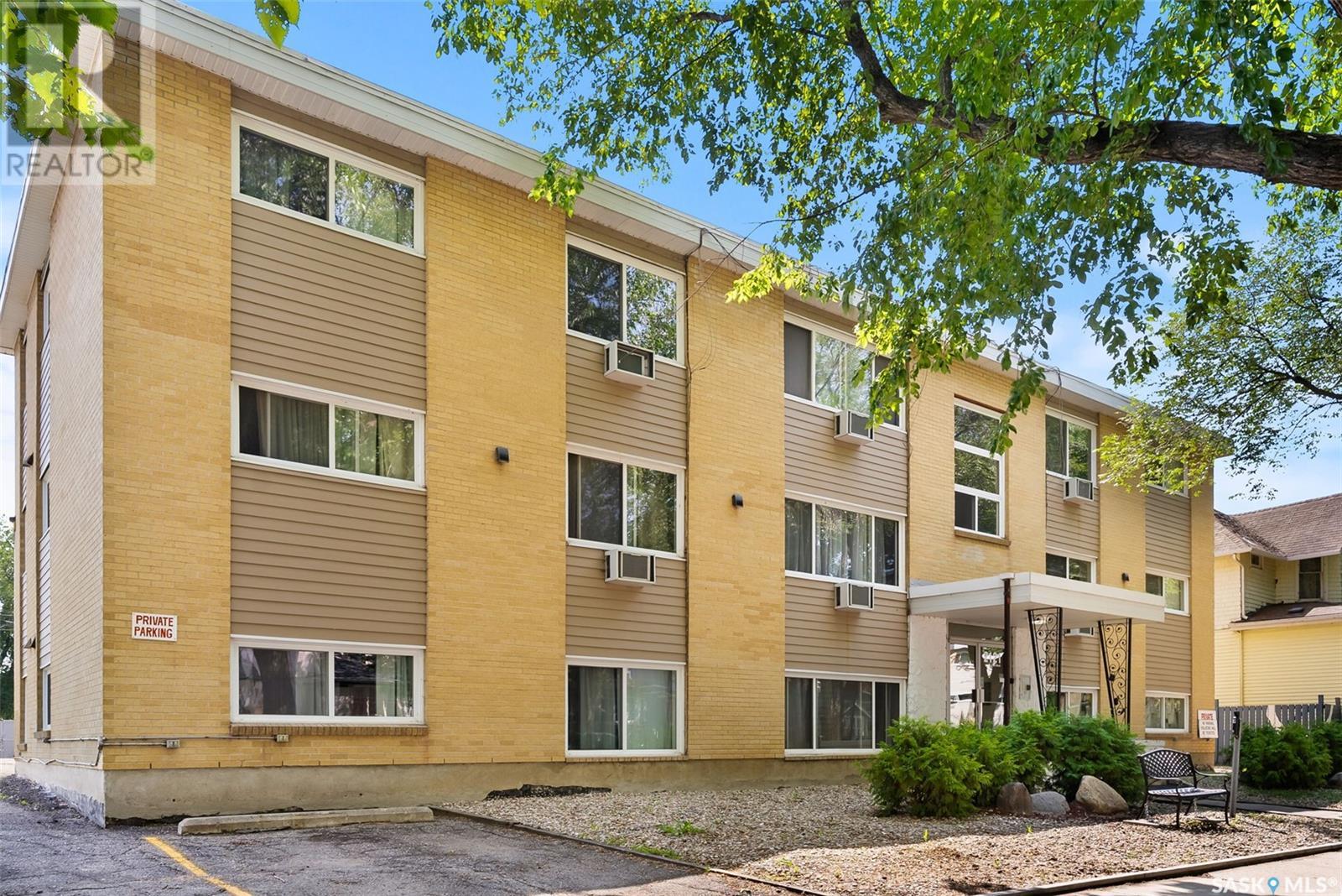 Photo 3 of 10 2121 Rae Street, Regina SK