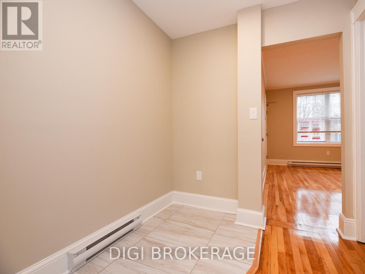 Photo 7 of 11 1 2 3 13 1 2 3 11 13 Acacia Avenue, Ottawa ON