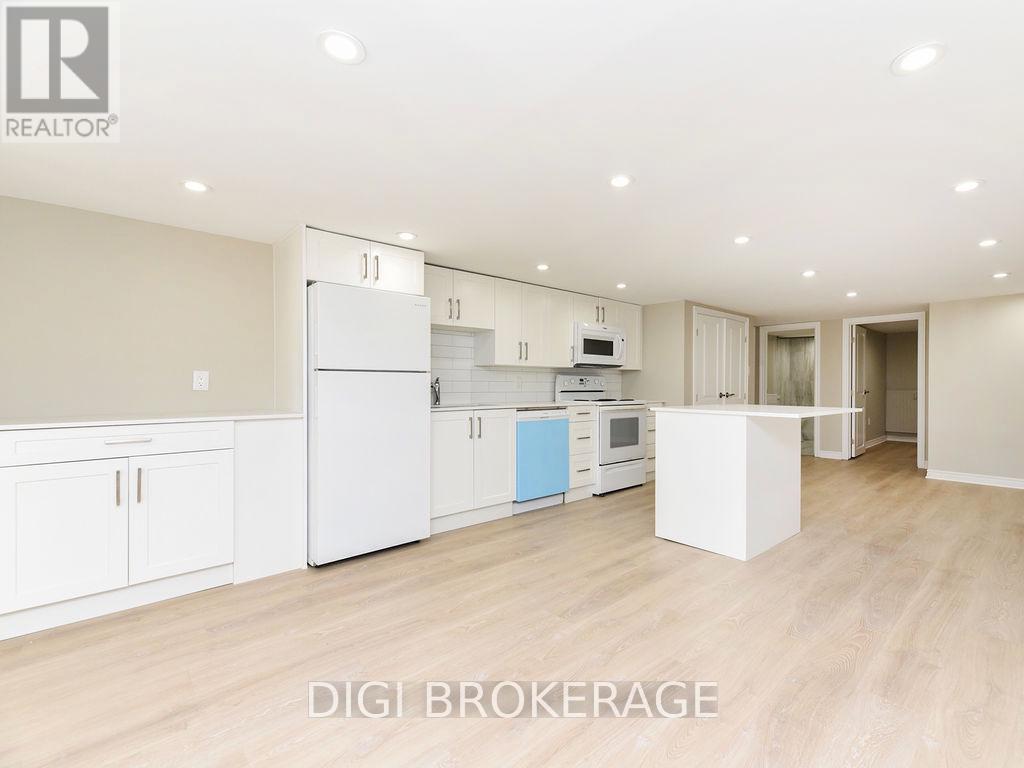 Photo 8 of 11 1 2 3 13 1 2 3 11 13 Acacia Avenue, Ottawa ON