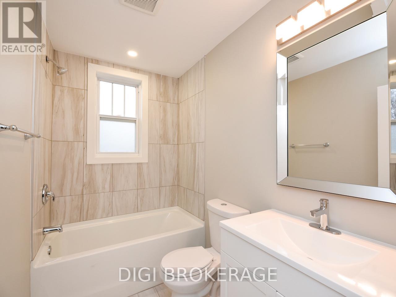 #3, 11 Acacia, bath