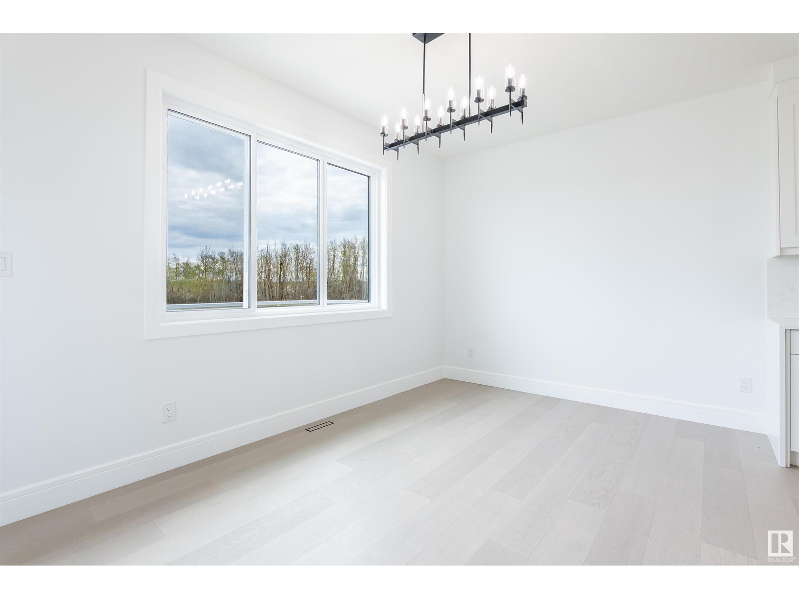 Photo 12 of 3317 Chickadee Dr Nw, Edmonton AB