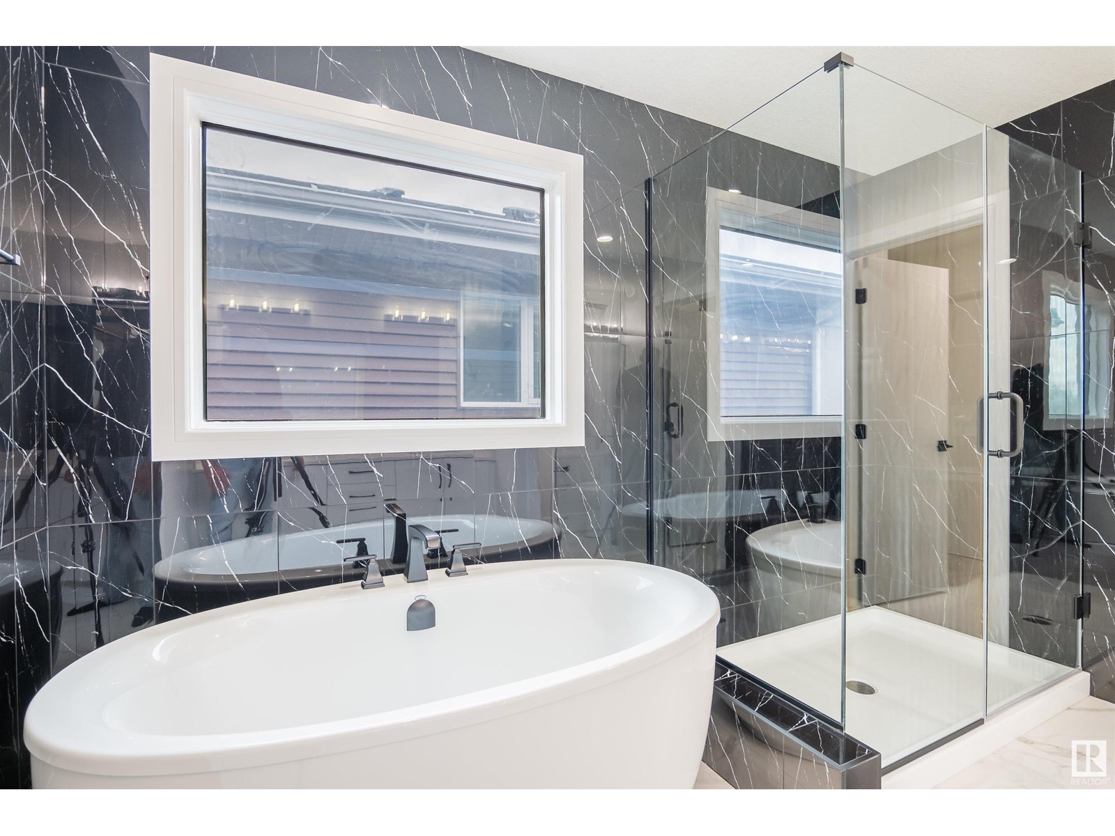 Photo 17 of 3317 Chickadee Dr Nw, Edmonton AB