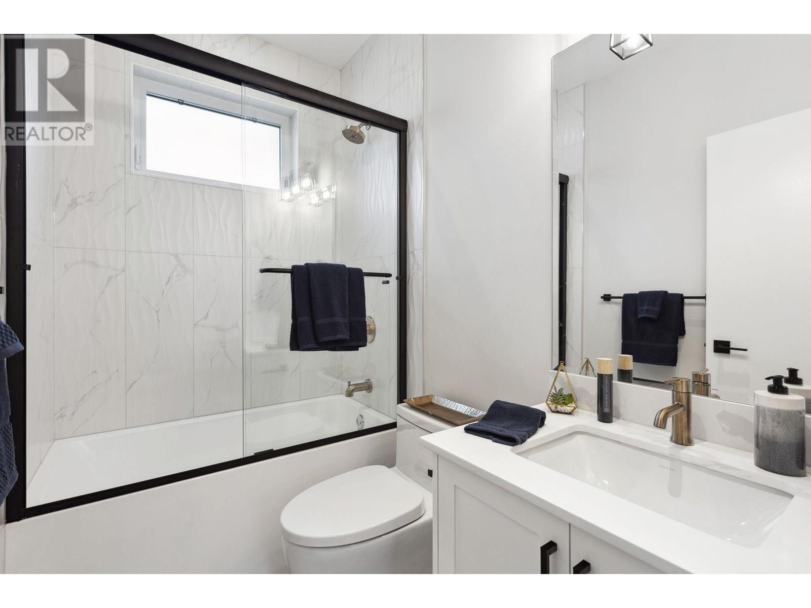 Photo 4 of 1330 W 15th Street, North Vancouver BC