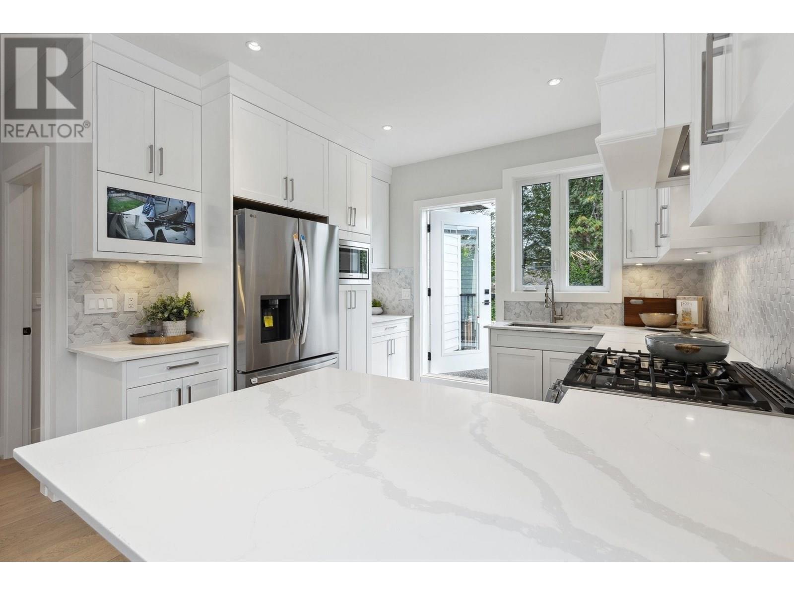 Photo 5 of 1330 W 15th Street, North Vancouver BC