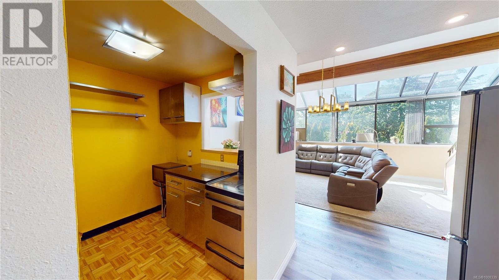 Single Family House for Sale in D  Elk Lake Dr Saanich 