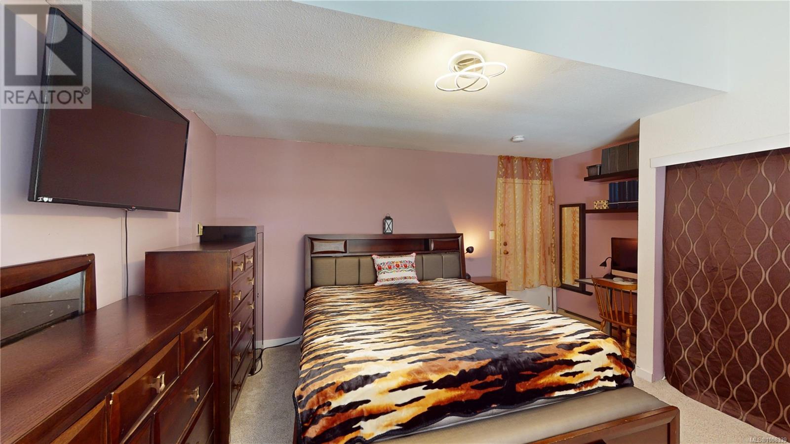 Single Family House for Sale in D  Elk Lake Dr Saanich 