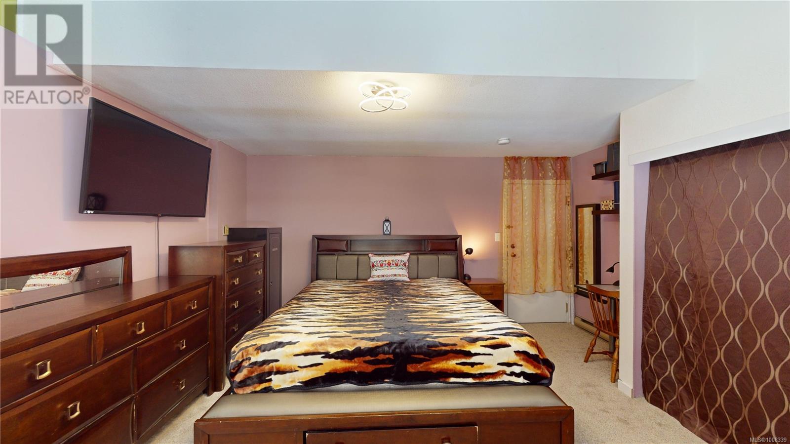 Single Family House for Sale in D  Elk Lake Dr Saanich 