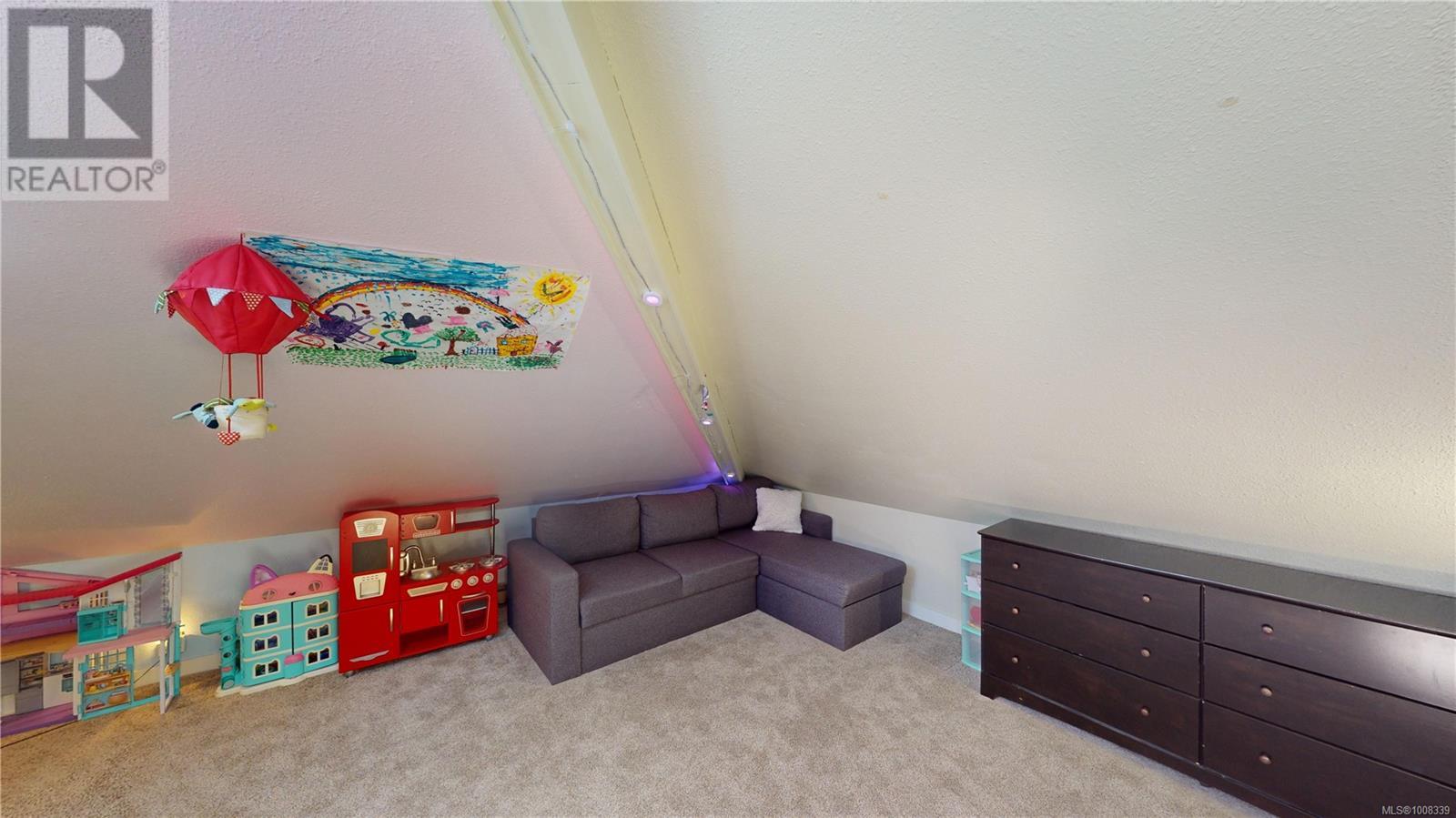 Single Family House for Sale in D  Elk Lake Dr Saanich 