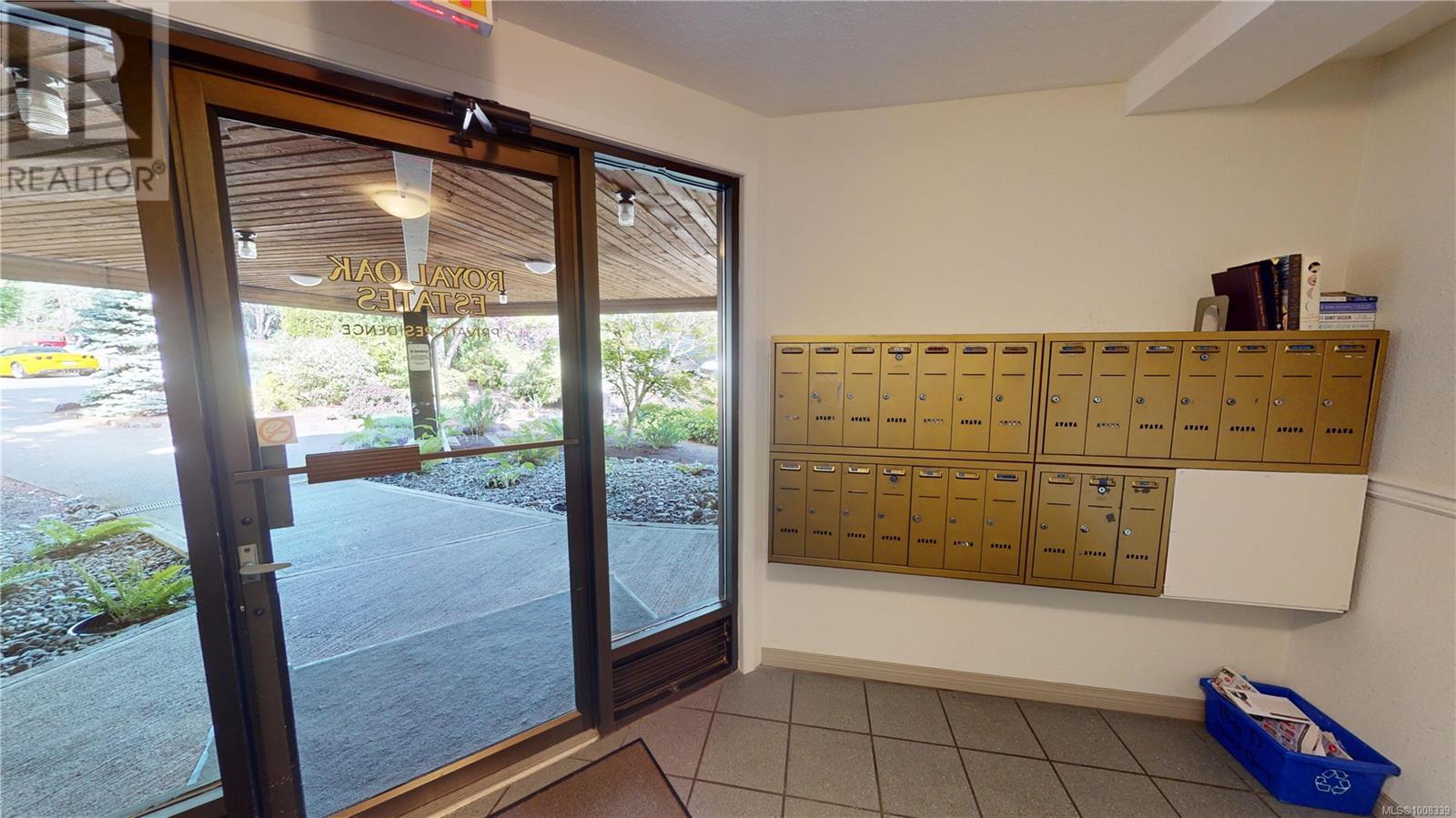 Single Family House for Sale in D  Elk Lake Dr Saanich 