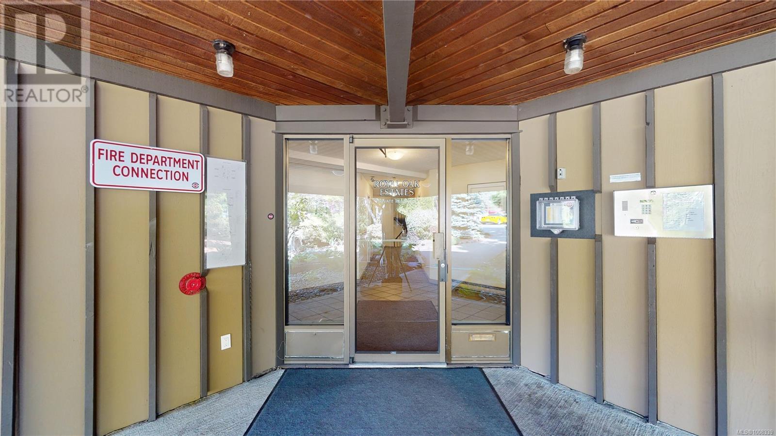 Single Family House for Sale in D  Elk Lake Dr Saanich 