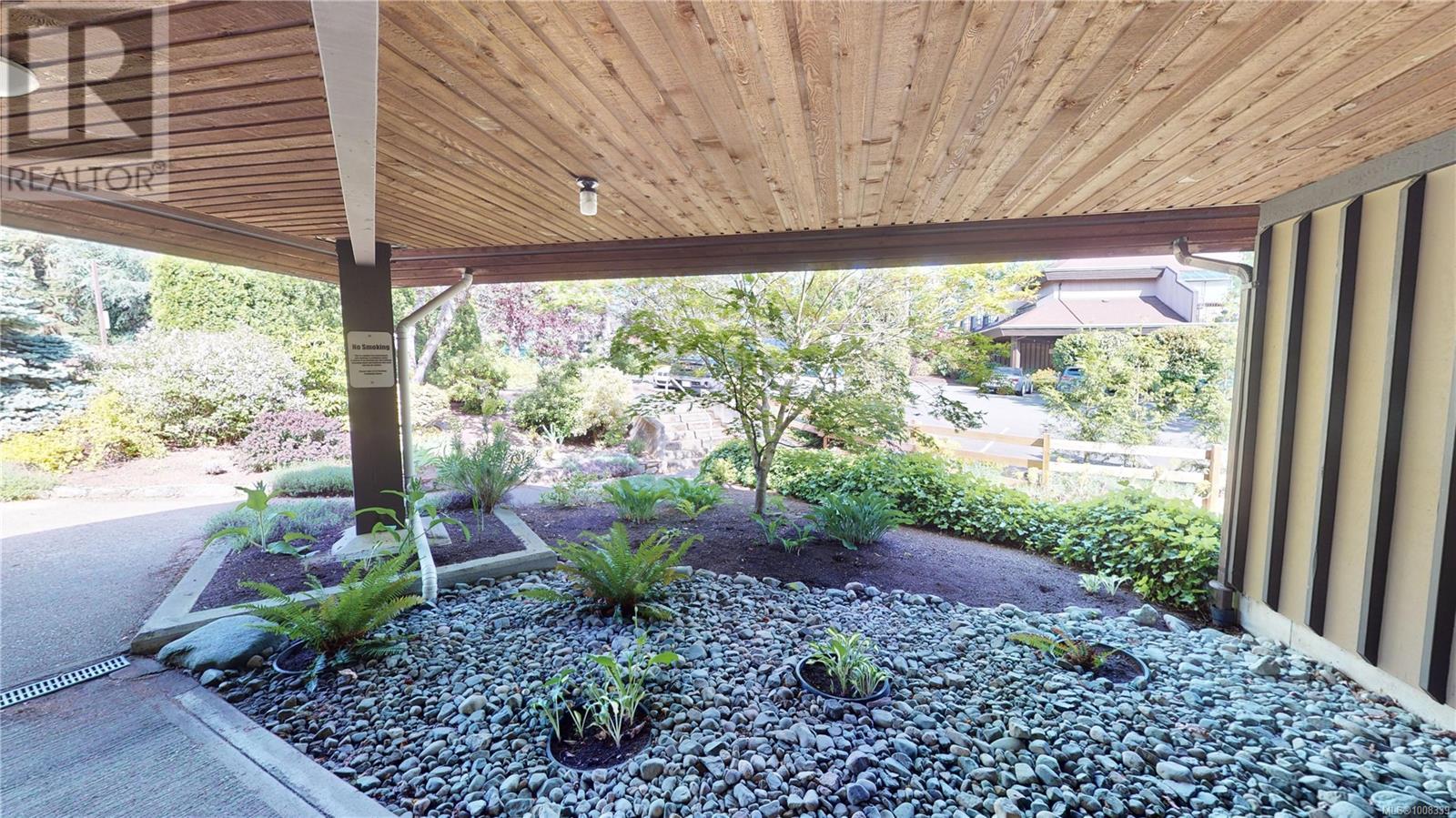 Single Family House for Sale in D  Elk Lake Dr Saanich 