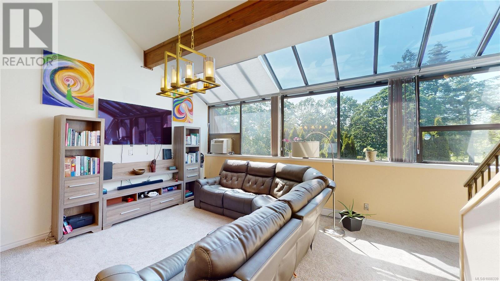 Single Family House for Sale in D  Elk Lake Dr Saanich 