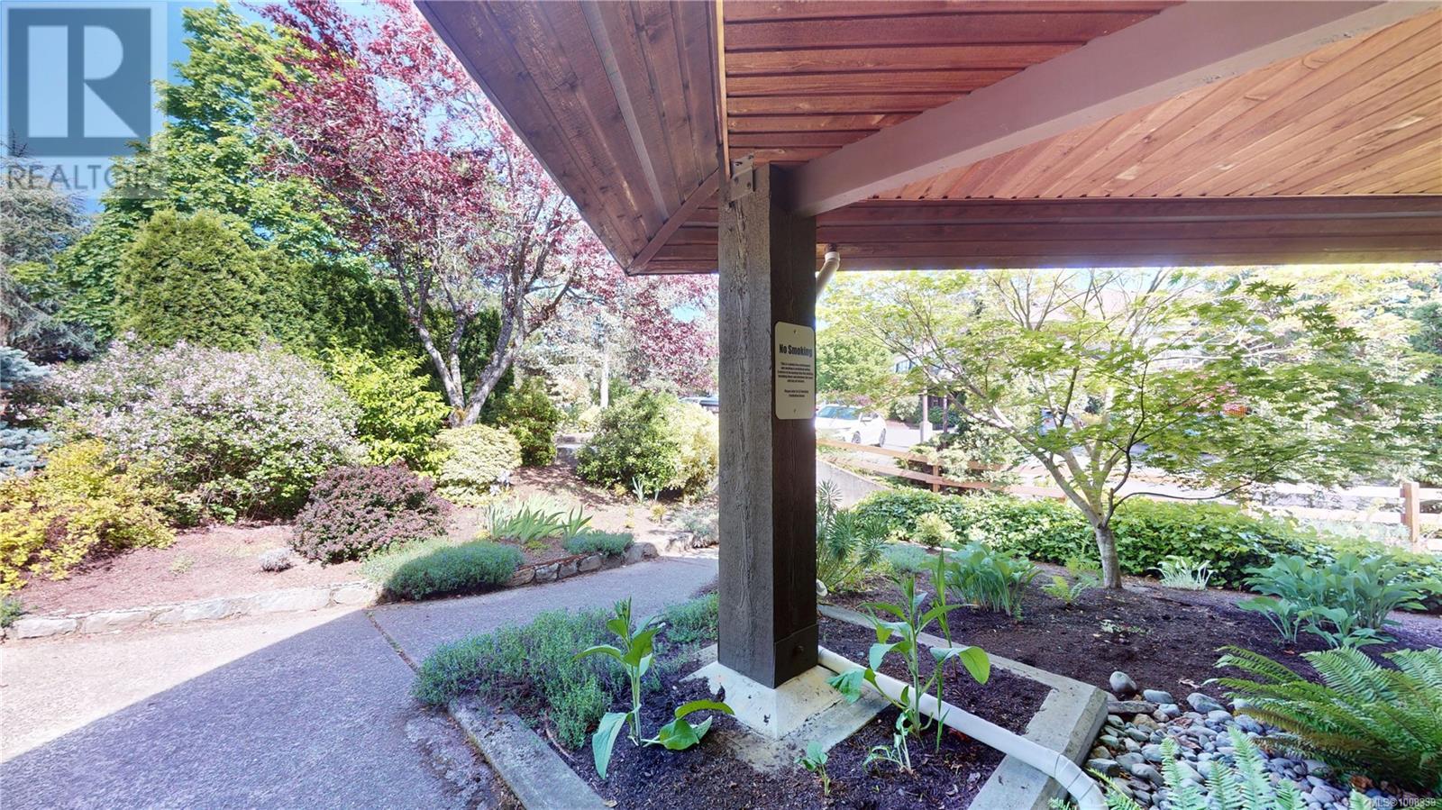 Single Family House for Sale in D  Elk Lake Dr Saanich 