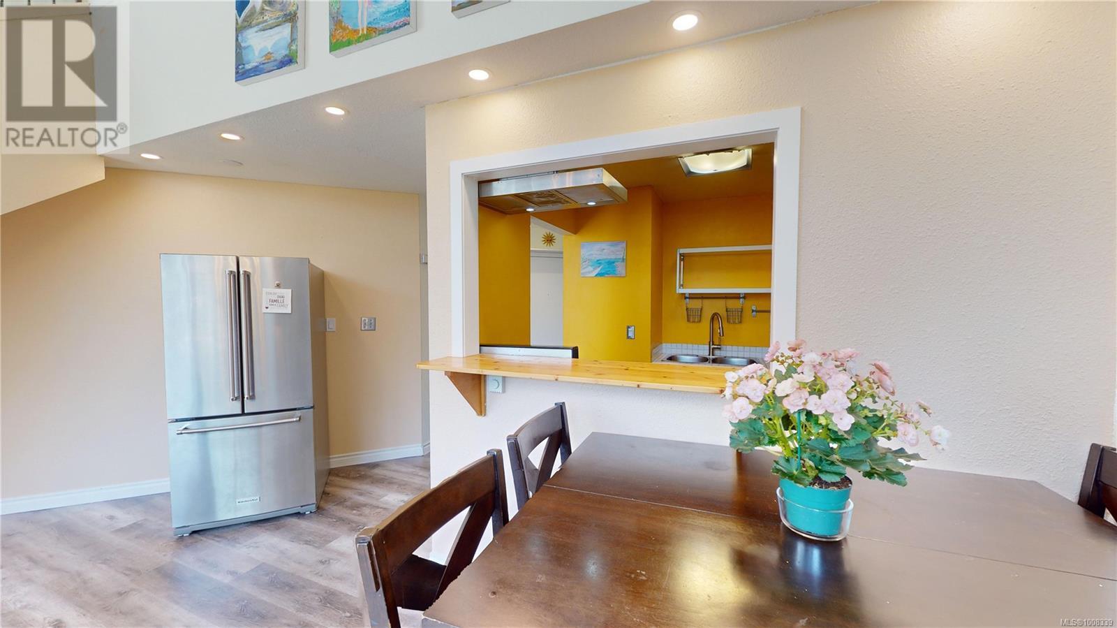 Single Family House for Sale in D  Elk Lake Dr Saanich 