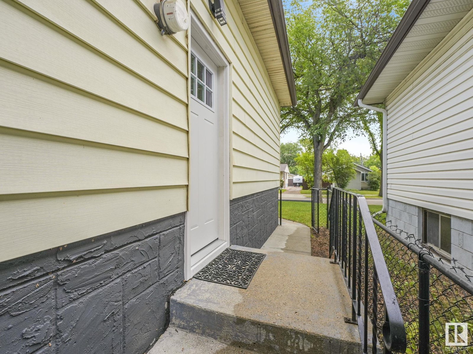 Photo 10 of 11908 52 St Nw, Edmonton AB