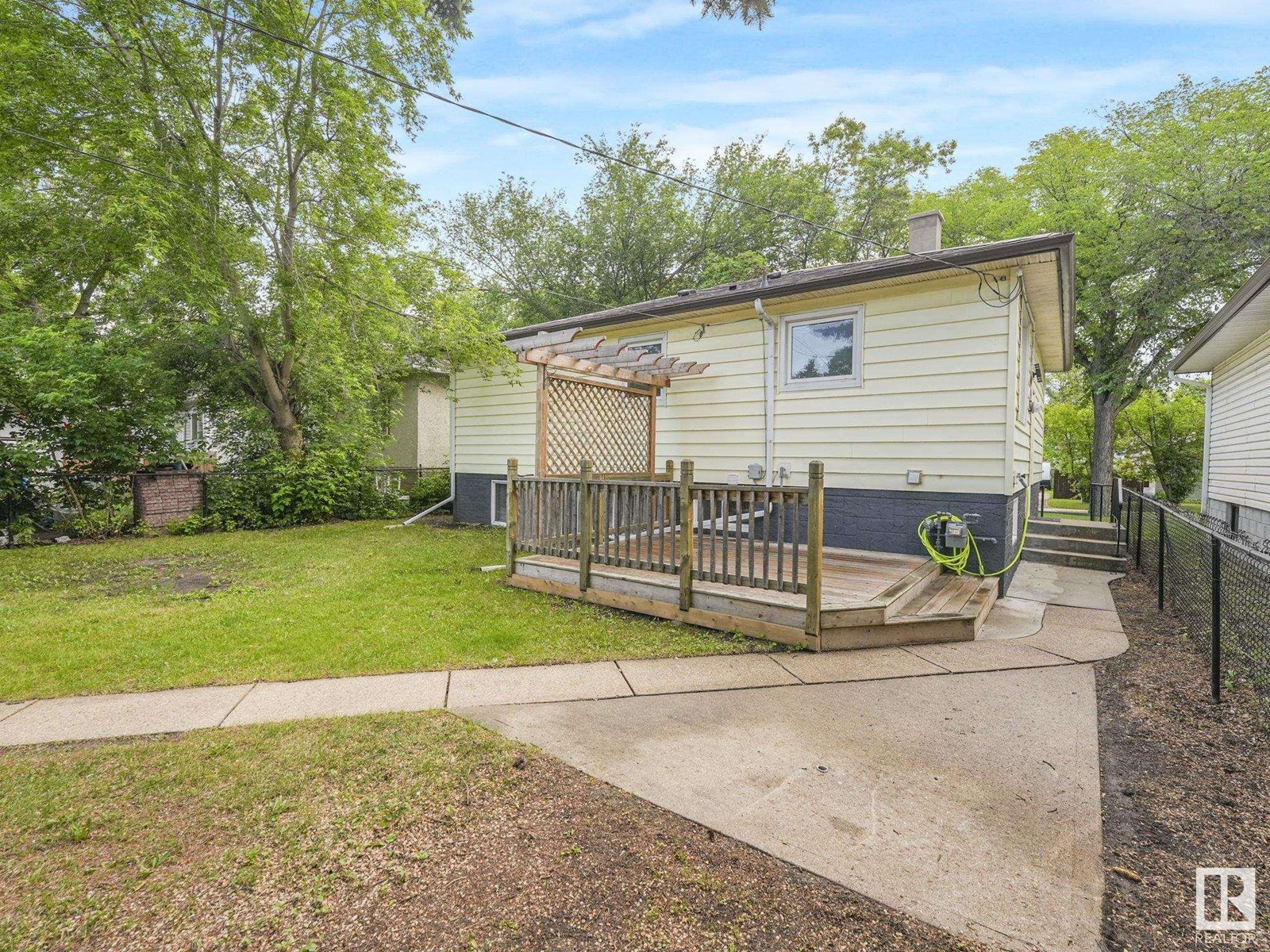 Photo 12 of 11908 52 St Nw, Edmonton AB