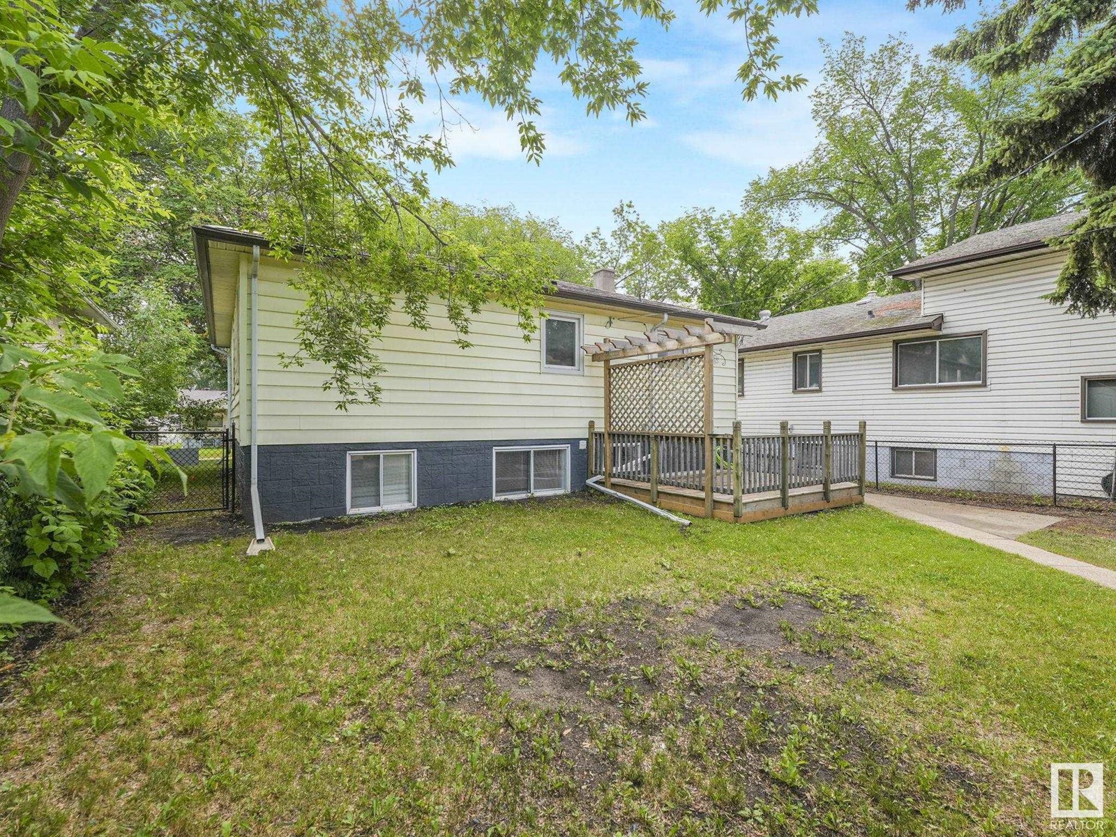 Photo 14 of 11908 52 St Nw, Edmonton AB