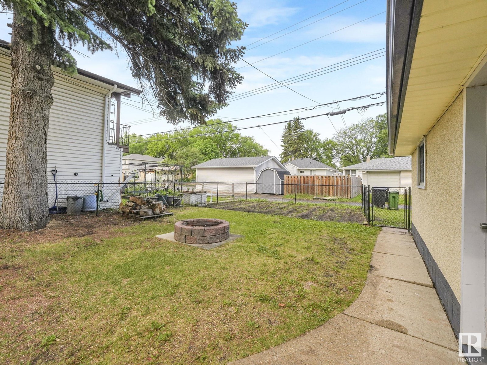 Photo 16 of 11908 52 St Nw, Edmonton AB