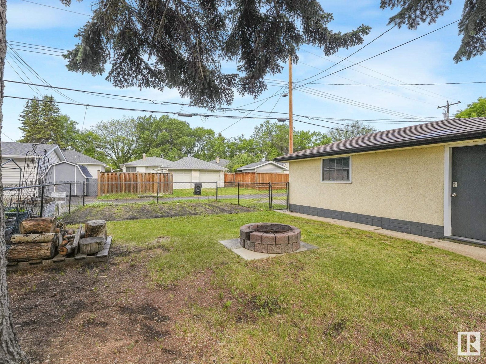 Photo 17 of 11908 52 St Nw, Edmonton AB