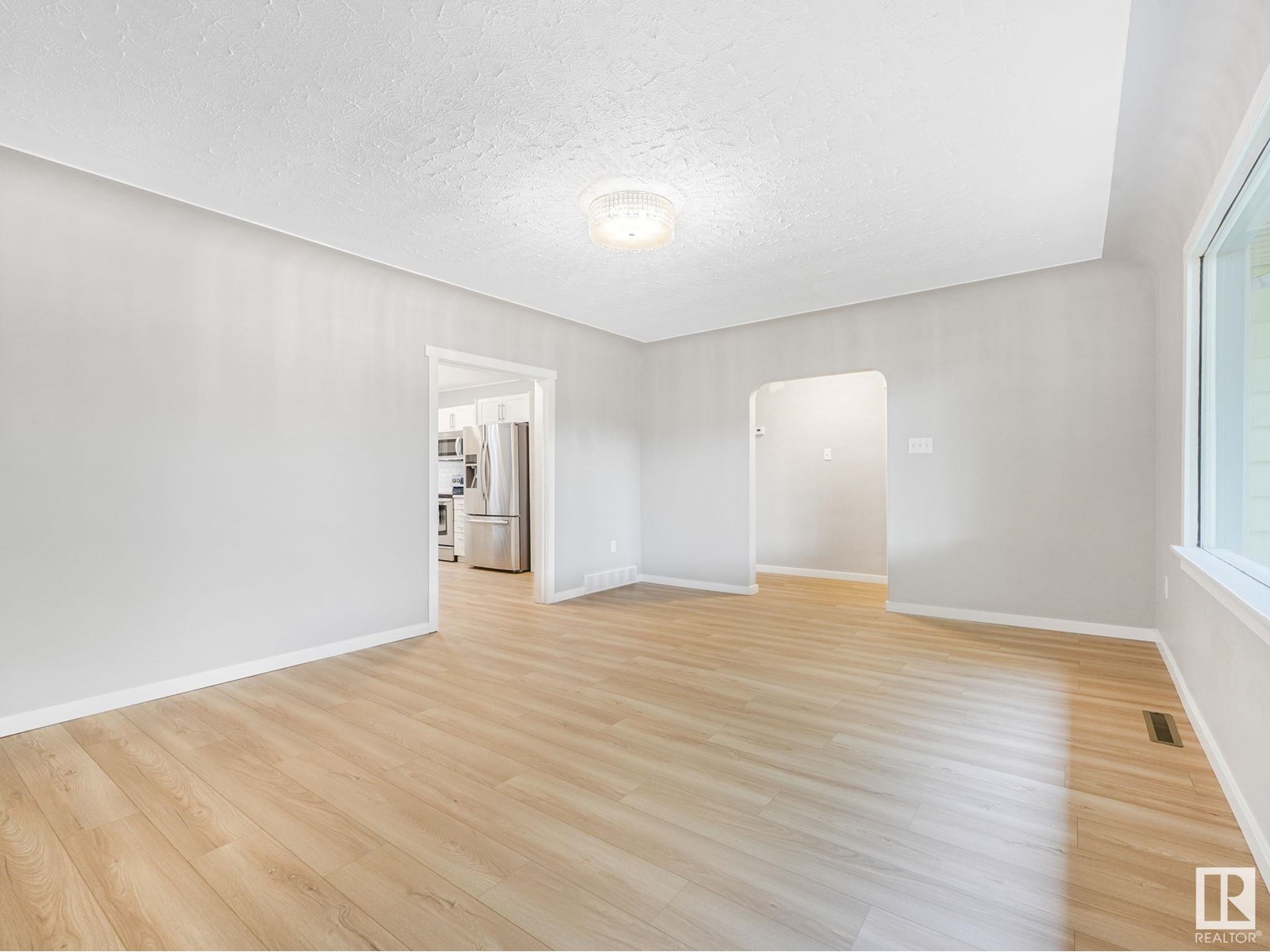 Photo 27 of 11908 52 St Nw, Edmonton AB