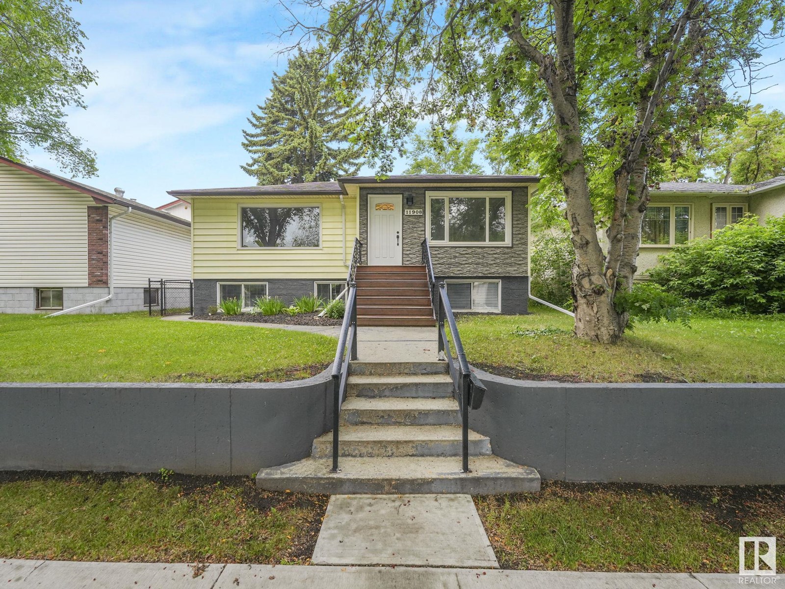 Photo 3 of 11908 52 St Nw, Edmonton AB