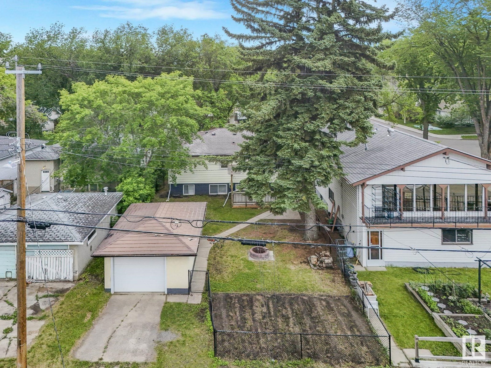 Photo 9 of 11908 52 St Nw, Edmonton AB