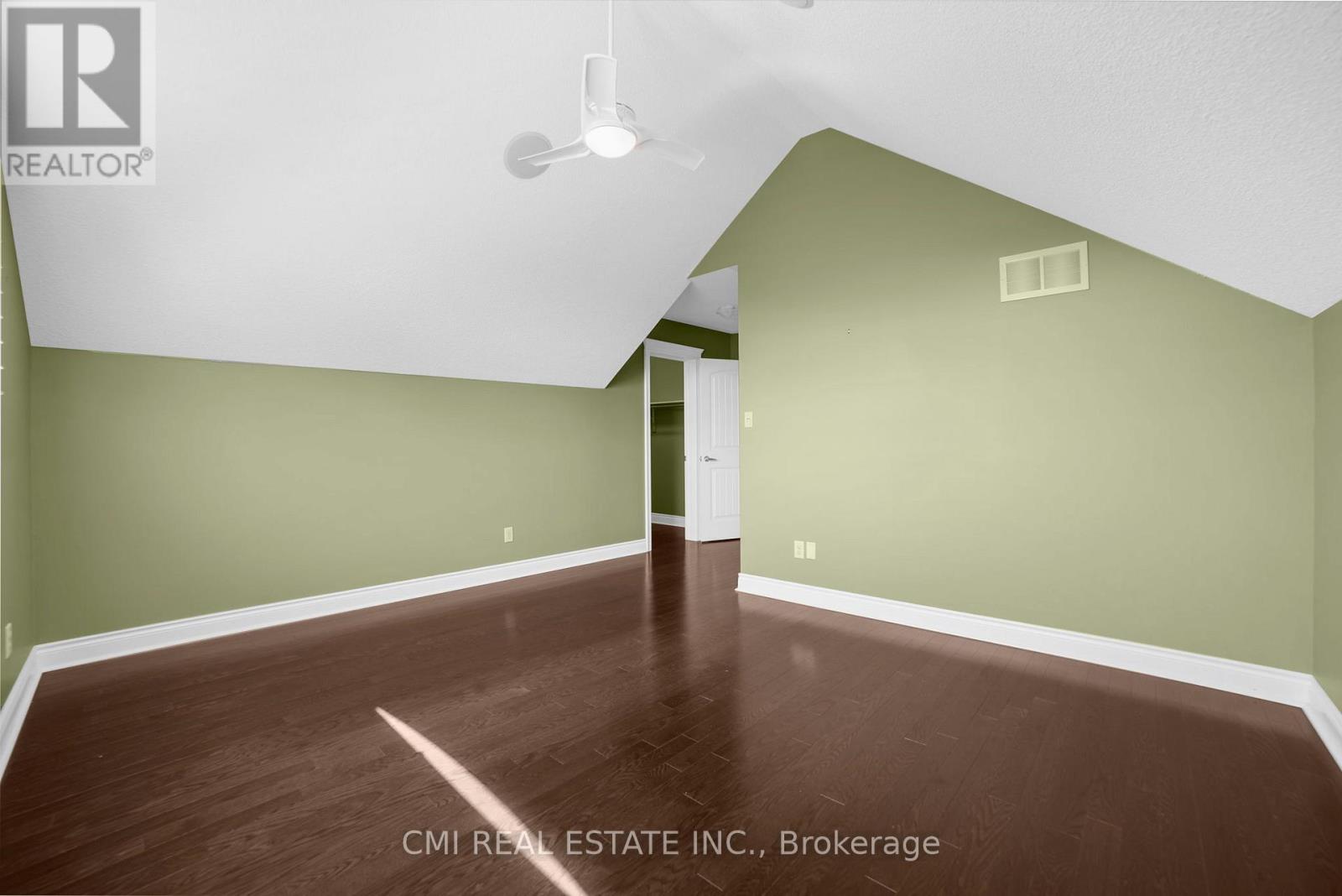 Photo 19 of 77 Waterview Road, Wasaga Beach ON
