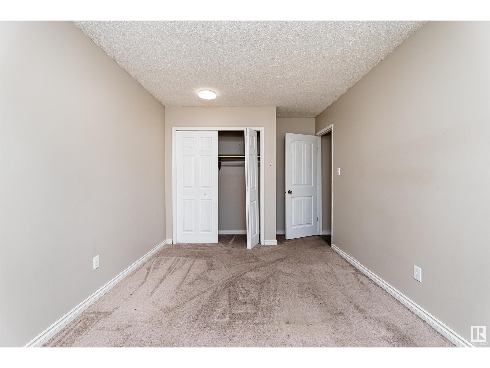 Photo 12 of 1130 Knottwood Rd Nw, Edmonton AB