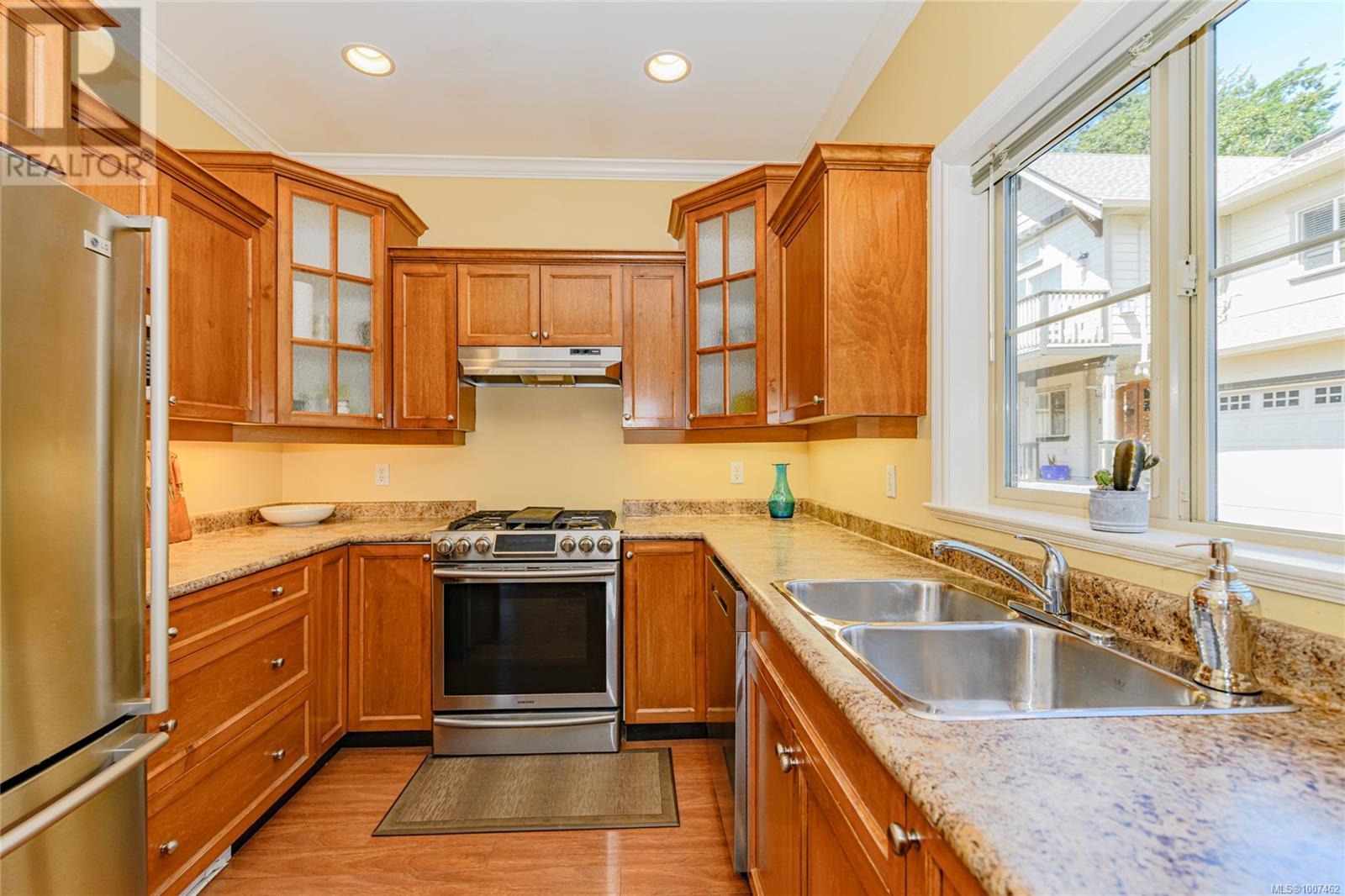 Photo 11 of 1 615 Drake Ave, Esquimalt BC
