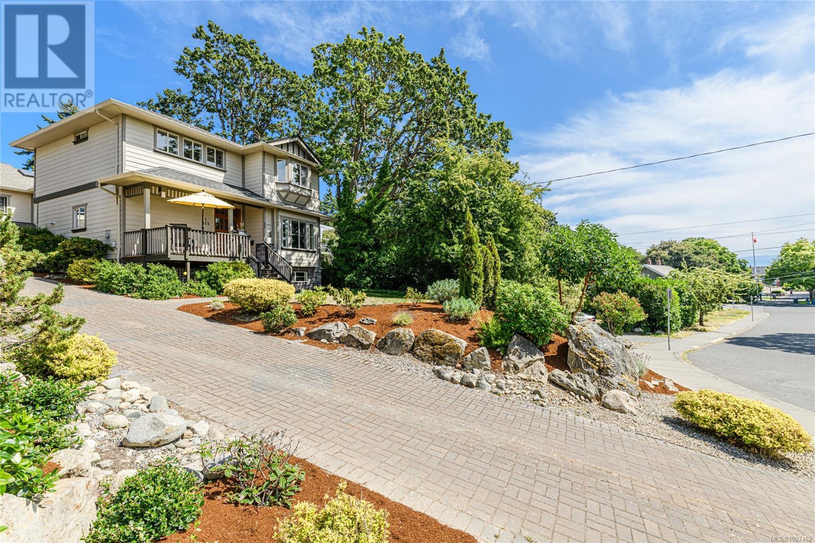 Photo 2 of 1 615 Drake Ave, Esquimalt BC