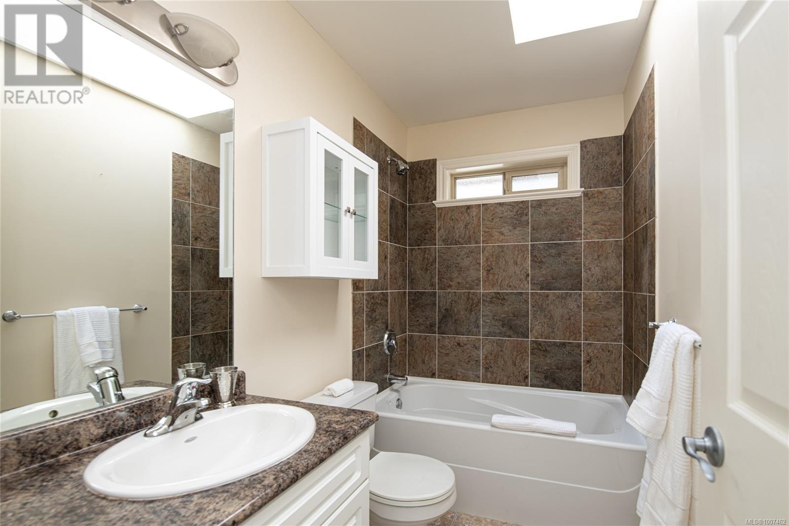 Photo 29 of 1 615 Drake Ave, Esquimalt BC
