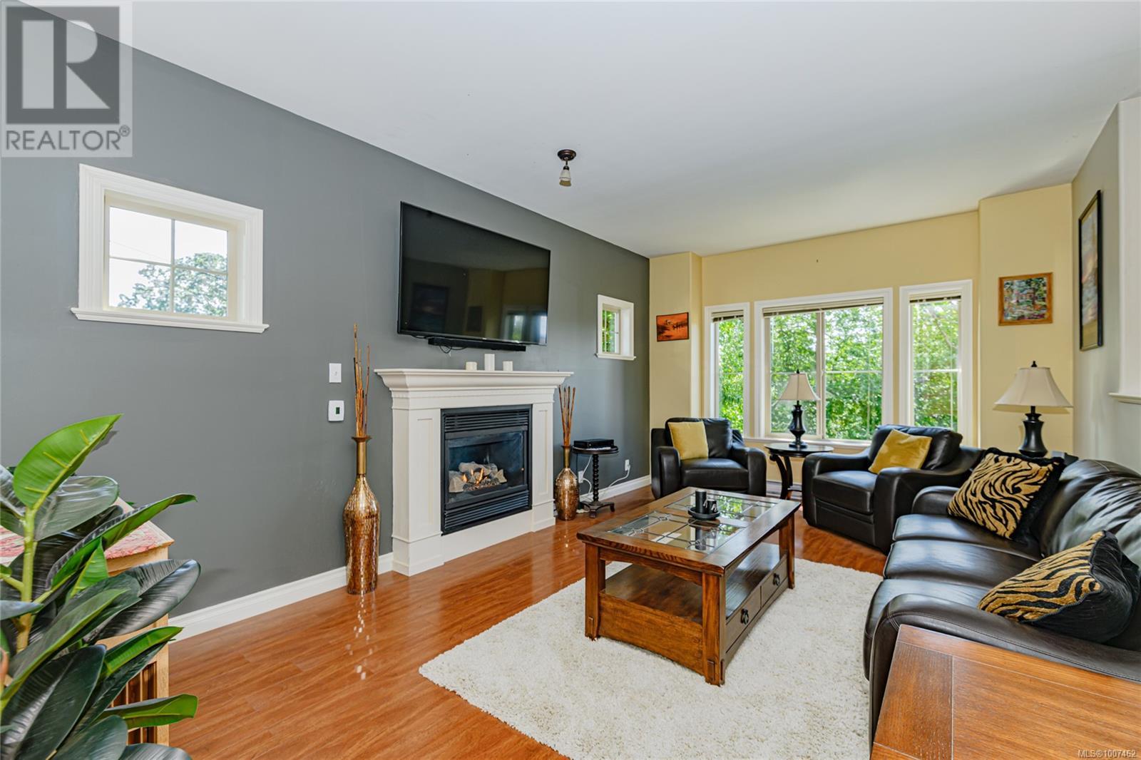 Photo 3 of 1 615 Drake Ave, Esquimalt BC